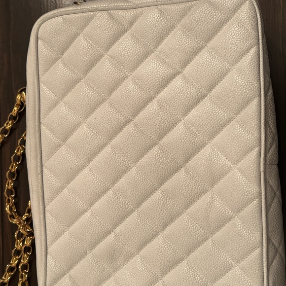 Vintage Chanel Medium Diana Flap
Bag White Caviar Gold Hardware - Picture 3 of 9